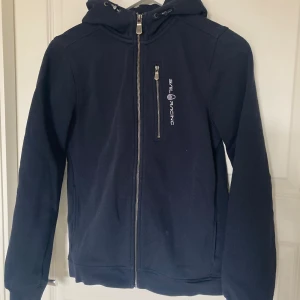 Sail Racing zip-hoodie - Väldigt bra skick, säljer då den inte används💞köpt på kids brand store för 999kr