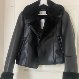 Vinterjacka    - Vinterjacka från Stradivarius som är oanvänd💕