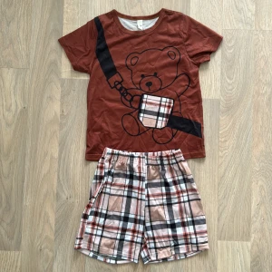 Snyggt set. T-shirt & shorts  - Snyggt set för kille 4-5 år i karamellfärg. Oanvänd. Skönt mjukt tyg. Superfräscht