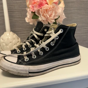 Converse - Säljer nu mina converse då dom är för små. Går att tvätta upp dom bättre än vad jag har gjort:)  