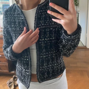 Svart/vit jacka  - Svartvit tunn jacka, passar xs/s, bra skick! 