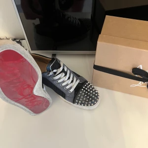 Louboutin skor - Jag säljer mina Louboutin skor nu eftersom de ej passar, det är bra skick på dem då jag endast använt vid speciella tillfällen. De är köpta på mytheresa och det finns även kvitto. Tveka in på att höra av er om det finns funderar.  Priset går även att