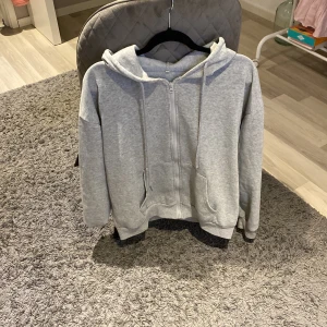 Hoodie  - Snygg och skön vanlig hoodie med dragkedja!! Är i storlek M men skulle säga att den passar de flesta!💖 använd endast en gång och säljer för den inte kommer till användning! Köpt för 179kr💓