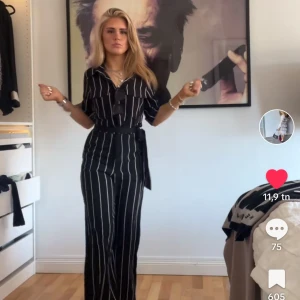 Jumpsuit  - En jampsuit från monki i xxs. Andvänd tre gånger och därefter inga synliga defekter❤️lånade bilder 