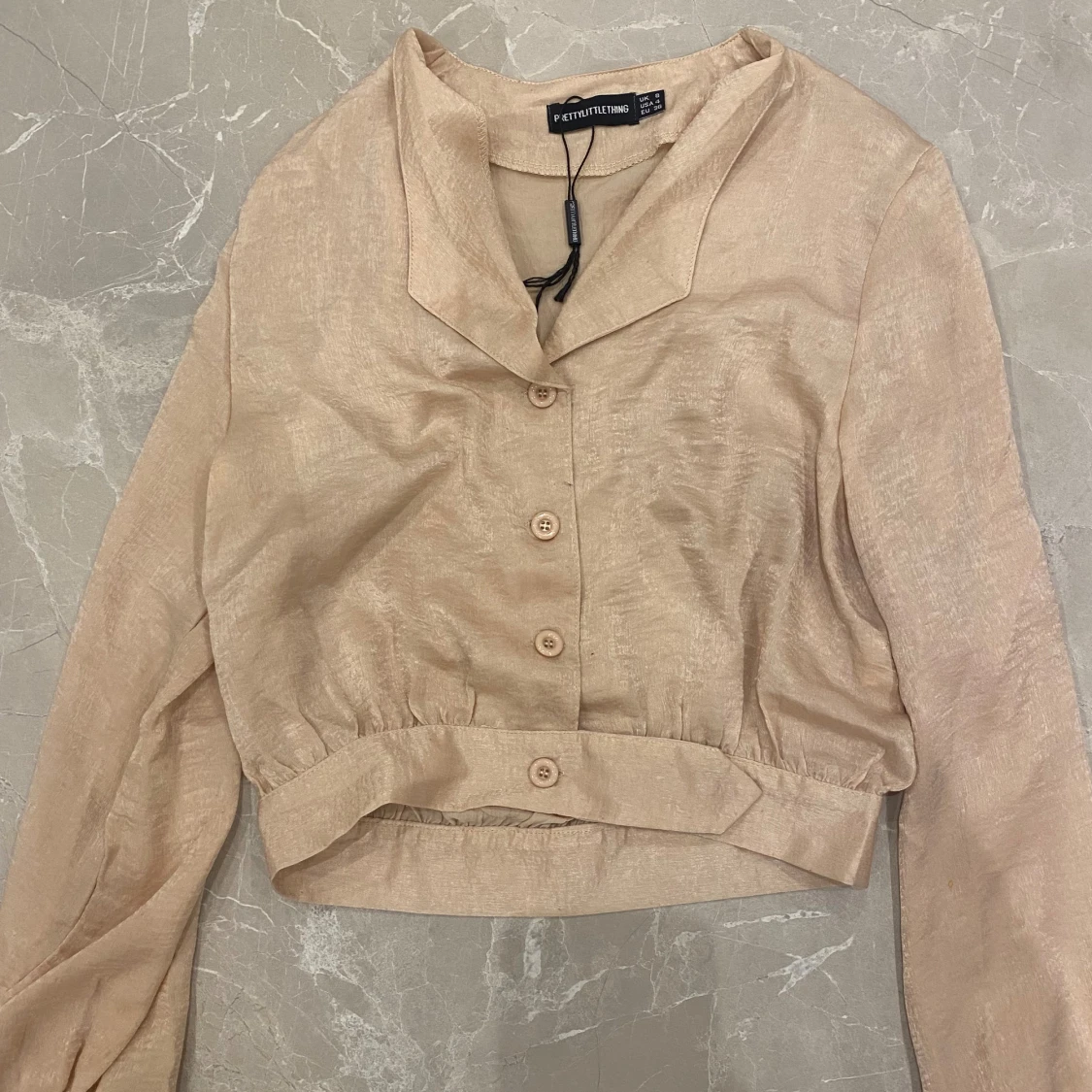  Oanvänd topp från Pretty little thing