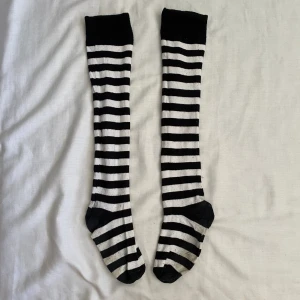 Thigh highs svartvita randig - Använda en eller två gånger, köpte i Stockholm 2020 men har inte varit ett stort fan av thigh highs så säljer dem!!! Kan också användas som knästrumpor