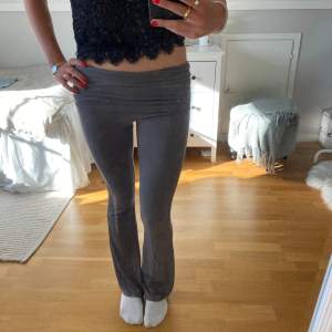 Snygga gråa yoga pants från lager 157 i jättebra skick. Storlek XS. 