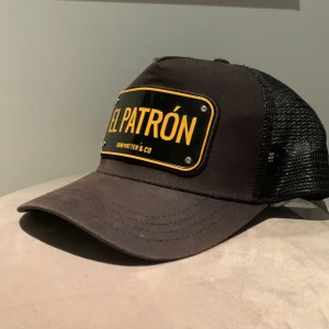 John hatter keps el patron  - Säljer min johnhatter keps som det står el patron på aha använda den ett tag så är lite solblekt annars väldigt fint skick. Hör av dig vid frågor ! 😃 Ny pris 1000kr