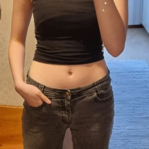 Gråa lågmidjade jeans  - Gråa lågmidjande jeans i storleken 38. Använda ganska mycket men fortfarande i ett väldigt bra skick. 