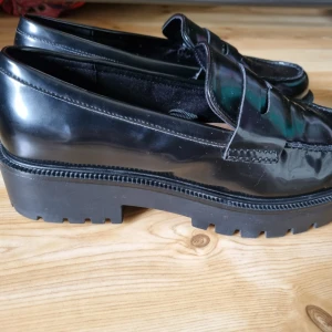 Svarta loafers dam  - Svarta loafers köpta på HM för något år sedan. Nästan aldrig använda då det inte riktigt är min stil så därför i ett väldigt bra skick. 