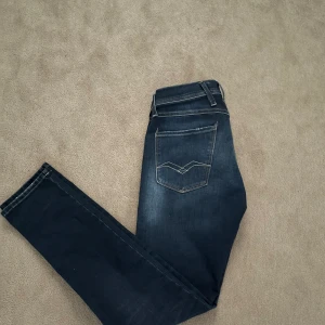 Replay - Tjena! Säljer dessa snygga Replay Anbass jeans på grund av att dem inte kommer till användning. Väldigt bra skicka, endast använda ett par gånger Skriv vid fler funderingar👍🏽