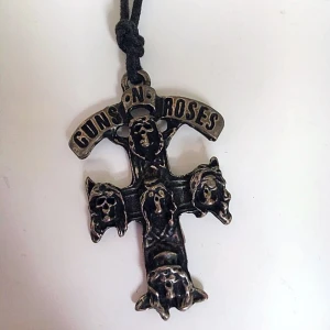 Guns n roses berlock  - Berlock guns n roses på snöre 