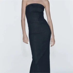 Denim klänning  - Säljer denna populära denim klänningen. Använd en kväll annars i perfekt skick. 