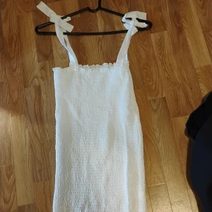 Vit kort klänning stl 38 - Vit stretch klänning i stl m, aldrig använd.