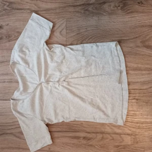 T-shirt - Bomullst-shirt med knappar upptill 