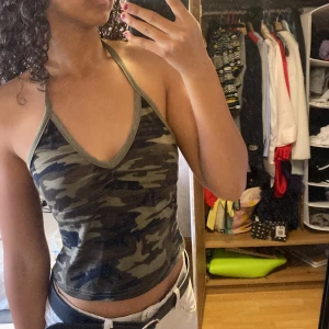 Camo halterneck-topp - Söt halterneck-topp i camouflagemönster, säljer eftersom den inte passar mig helt. 