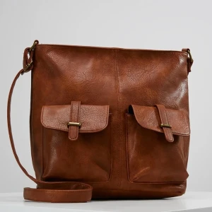 BRUN VÄSKA - brun axelremsväska från anna field, köpt på zalando. rymlig. små defekter (se bild 3). 💛