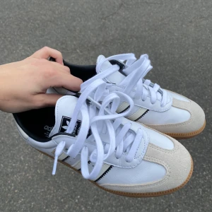 Adidas Samba - Superfina vita adidas sambas I storlek 36 2/3 som är slutsålda överallt. Endast använda en gång men säljes för att de tyvärr är lite för små.