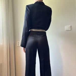 Jumpsuit- & Other Stories  - Så snygg oanvänd jumpsuit från & Other Stories i sidenliknande material med tillhörande bälte. Endast testad så prislapp med tillhörande extra knapp sitter fortfarande kvar. Nypris 1.300kr