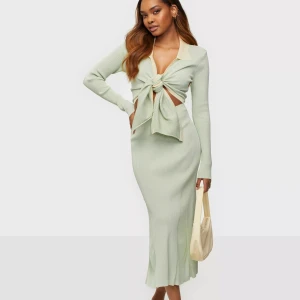 Adoore Riviera dress - Säljer min gröna Adoore Riviera dress i storlek 34🤍har två små fläckar i kragen, skriv för bilder