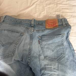 Blå levis jeans som nya strl W32 L32 till killar