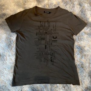 T-Shirt - Säljer en snygg T-Shirt i stl 175. Använd men i relativt bra skick. Ett litet hål på baksidan. Skriv gärna vid frågor🤗 Fraktas inom 48h📦