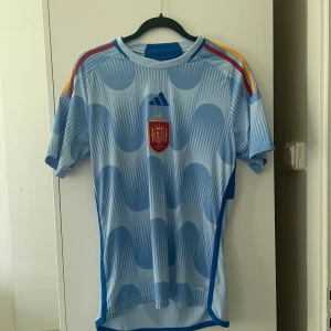 Adidas t-shirt - Oanvänd.