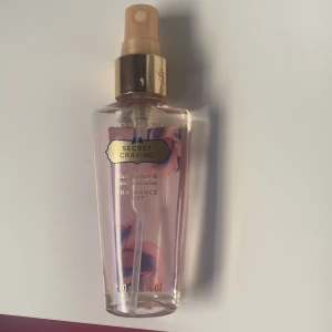 Victorias secret mode mist - Anvönd ett par gånger men gillar inte lukten på mig skulle säga att ungefär halva är kvar. Pris kan diskuteras 