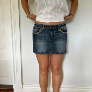 Vintage kjol - Midjemått(rätt över): 39 Längd: 32 Modellen är: 168  Skriv om ni har några frågor💗//Perfectjeans