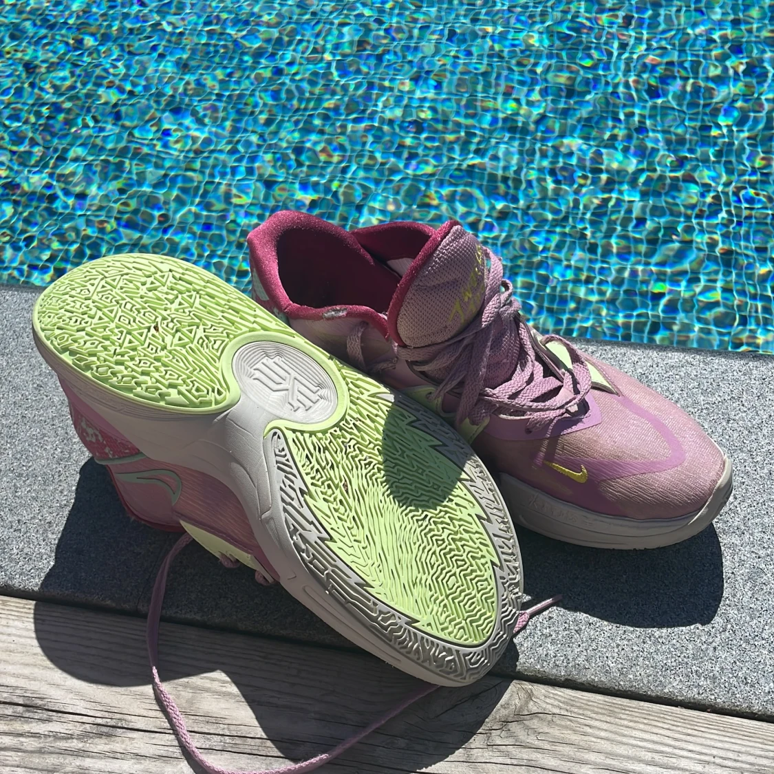 Nike Kyrie Low 5 ’1 World 1 People Orchid’ Använda - 90