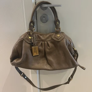 Marc Jacobs väska  - Väskan är i jätte fint begagnad skick🩷 Finns små defekter som man inte tänker på (kan skicka bilder privat)🩷 Jag fraktas spårbar eller mötas upp i Centrala Stockholm 📍