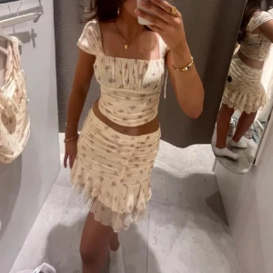 sommrigt set - såå fint set som passar perfekt nu till sommaren!💞💞 settet är endast använd en gång så den är som ny💖lånad bild! Säljer hela settet för 500!