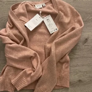 kofta - Säljer min rosa kofta från veromoda, som jag aldrig använt! 💗 Storlek Xs men passar mig med s/m jättebra! 
