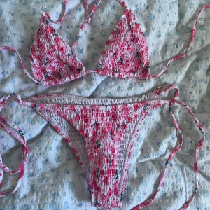 Rosa bikini - Supersöt triangel bikini med knytdelar. Säljer då jag har andra och denna inte kom till användning. Skriv för frågor🧡