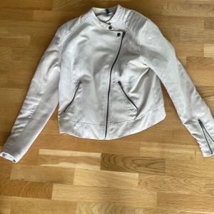 Mockajacka Divided - Mockajacka från Divided i toppskick 