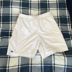 Lacoste tennis shorts - Säljer mina Lacoste shorts. Aldrig använda och är precis som nya. Shortsen är i storlek S