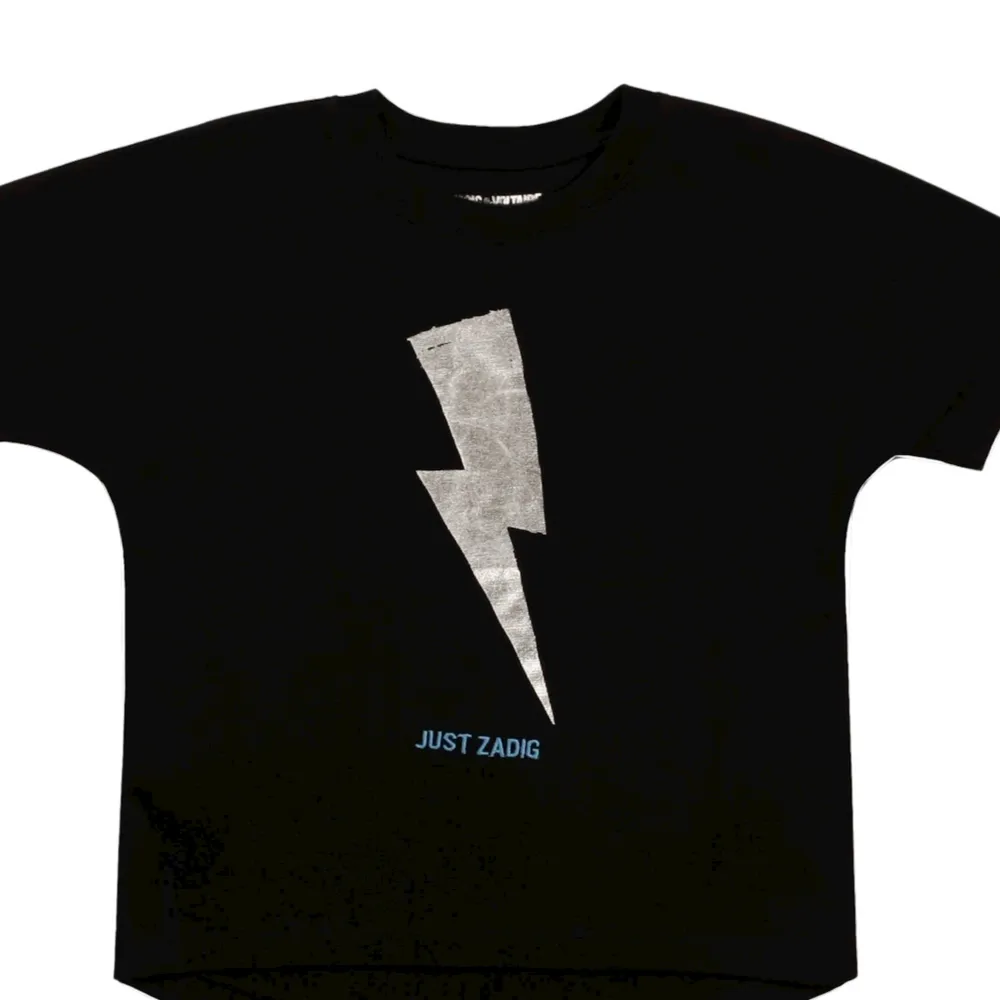 Säljer super cool Zadig t shirt. Aldrig använd, ny skick. T-shirts.