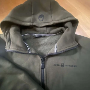 Sail Racing kofta - Säljer denna fina sail racing koftan som jag haft några månader nu och inte vill ha längre. Skicket är precis som nytt och det är bara att skriva vid funderingar eller liknande!