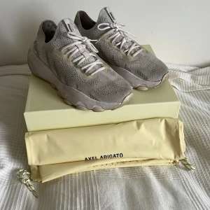 Axel arigato skor - Axel arigato skor med box och påse. I fint skick, storlek 44. Köpta för 2400. Säljer för 800🤝