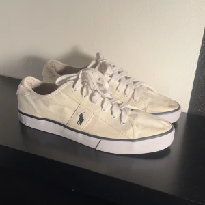 Ralph Lauren Sneakers  - Storlek: 44  Skick: 8/10  Färg: Beige/vit 