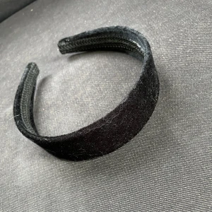 Hårdiadem Åhléns  - Kan ta bort dammet innan leverans