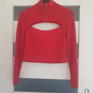 En röd tröja med öppningar vid byst och rygg - En fin röd tröja som är öppen vid bysten och ryggen.