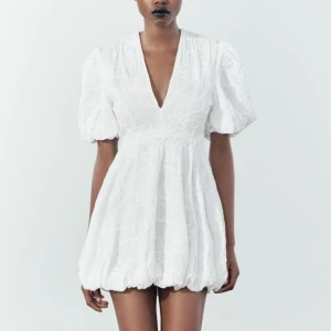 Klänning från zara - Vit klänning från zara storlek M men passar även S. Klänningen är helt ny med prislapp kvar🤍