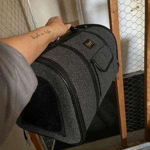 Hundbur  - Knappt använd. Passar små hundar som t.ex pomeranian. Passar även katt i mindre storlek.   Nypris 419:-