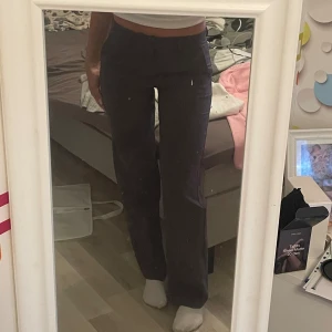 Kostymbyxor  - Gråa kostymbyxor från Nelly.com med mycket bra skick, används två gånger. I Storlek 34 och passar mig som är 172 cm lång. 