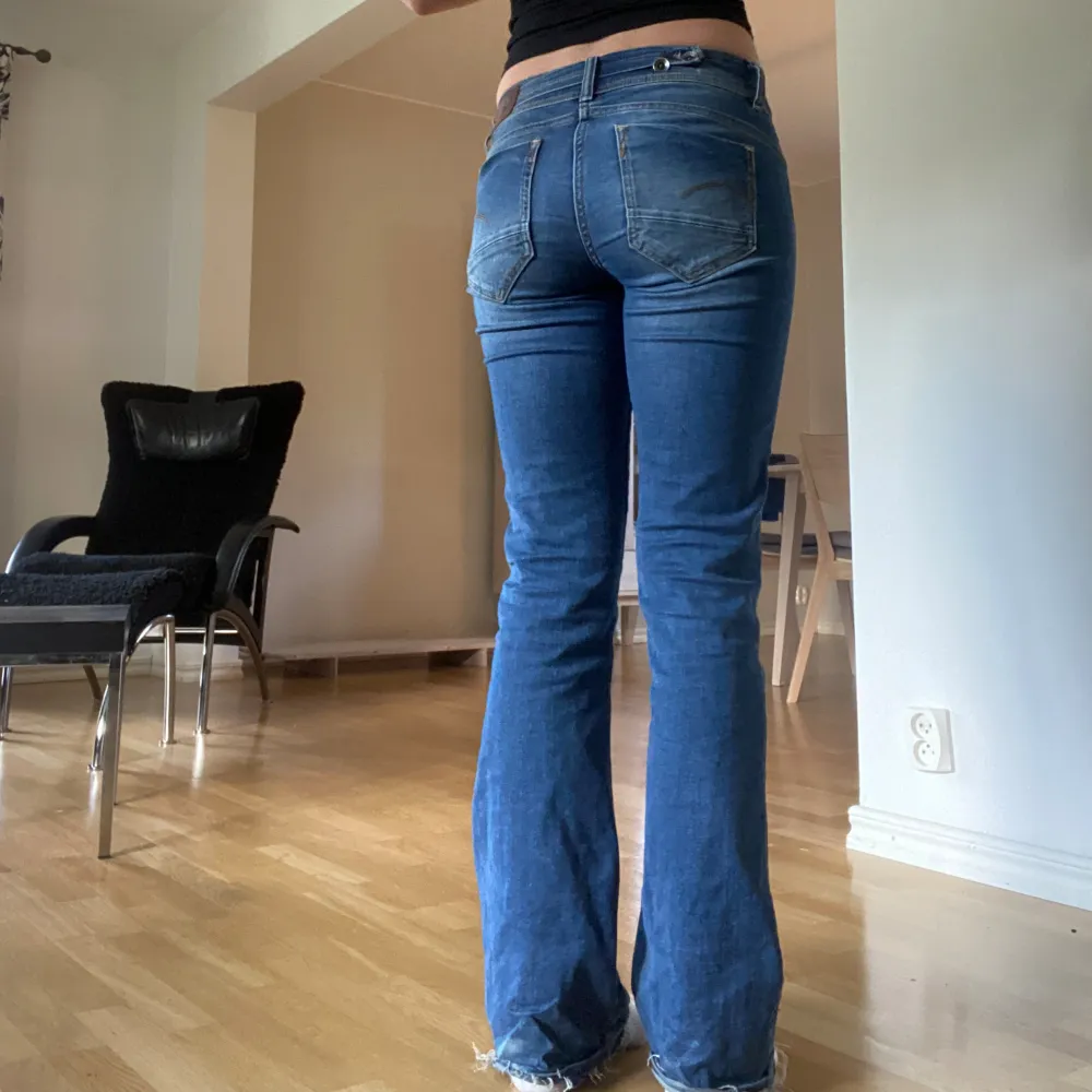 Mörkblåa jeans från G-star i bra skick och storlek 28/32❤️ uppsprättade där nere så dom är i bra längd på mig som är 172 cm!!. Jeans & Byxor.