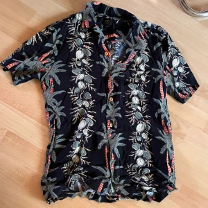 Hawaiiskjorta  - Hawaiiskjorta från PopBoutiqe. Väldigt luftig och skön. Storlek S.