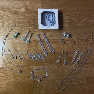 Smycken till bra pris - Säljer smycken som ej går till användning i hopp om att nån hittar något älskvärt💘 Köps som på bild, inga utbyten. Hoppas du blir nöjd🥰