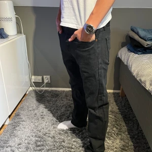 Levis 501 - Säljer ett par svin snygga Levis jeans. Jeansen är använda och har blekts lite men ät trots det skit snygga. Nypris ligger på 1099 kr.   Pris kan diskuteras!