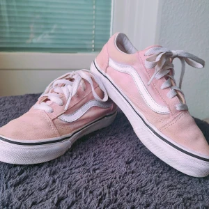 VANS sneakers - Använda ett fåtal gånger och är i väldigt gott och välskött skick. Färgen är ljust rosa. Storlek 34, normal i storlek. Köptes för cirka 1.5 år sedan.  Priset då var ca 900 kr.